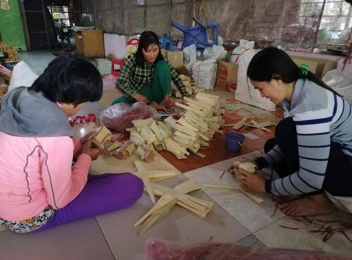 Tổ chức các lớp tập huấn và được vay nguồn vốn tín dụng ưu đãi từ chương trình, nhiều hộ đồng bào DTTS tỉnh An Giang đã khôi phục nghề nấu đường thốt nốt và đưa đặc sản đường thốt nốt vươn xa. Ảnh: bienphong.com.vn
