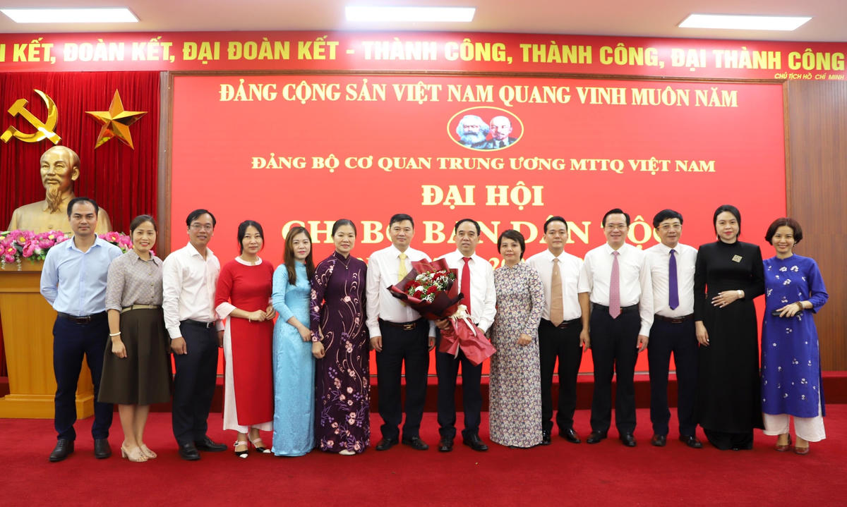 Phó Chủ tịch Trương Thị Ngọc Ánh tặng hoa chúc mừng Chi bộ Ban Dân tộc UBTƯ MTTQ Việt Nam.