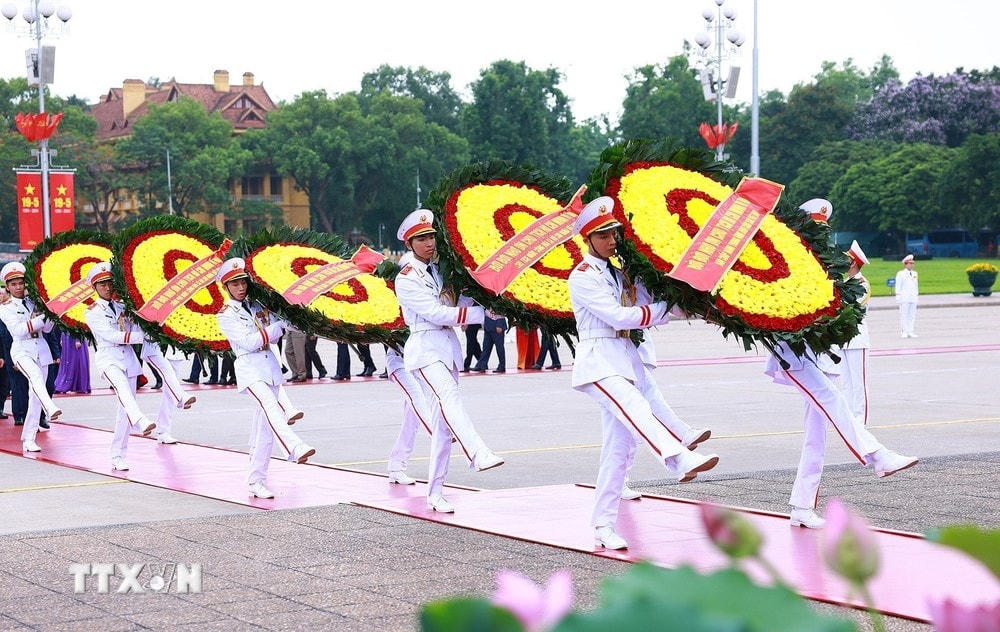 Đoàn đại biểu lãnh đạo, nguyên lãnh đạo Đảng, Nhà nước đặt vòng hoa và vào Lăng viếng Chủ tịch Hồ Chí Minh. (Ảnh: Dương Giang/TTXVN) TTXVN_1805viengChutichHochiminh4.jpg