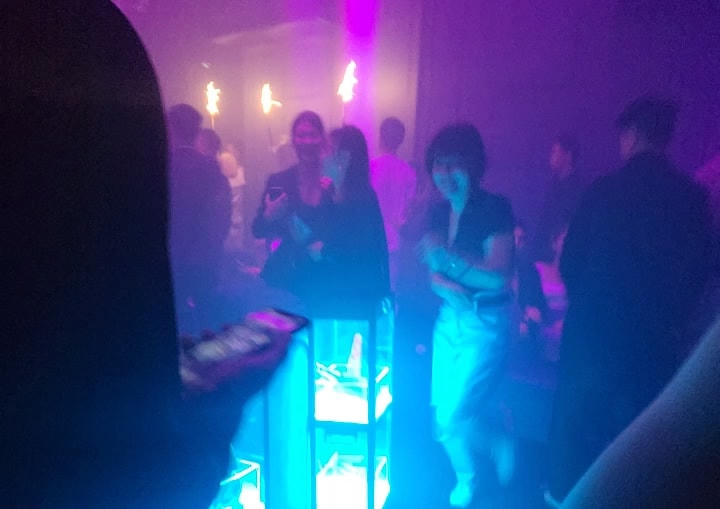 Pháo sáng được đốt liên tục trong không gian chật hẹp hàng trăm người.