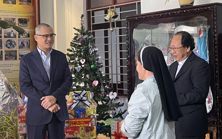Bí thư Tỉnh ủy Phạm Đại Dương đến thăm, chúc mừng giáng sinh và tặng quà cho Cô nhi viện Mằng Lăng.