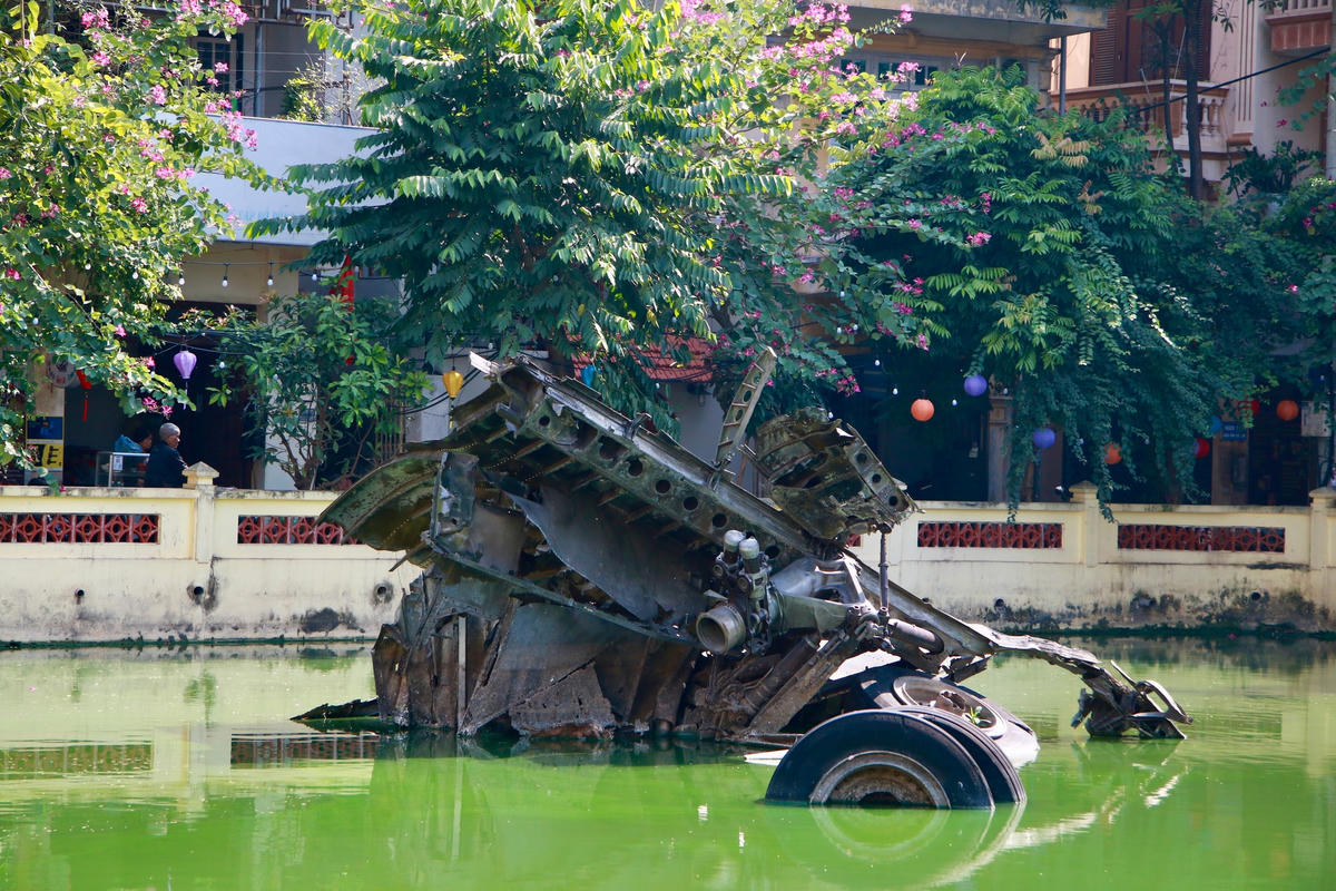 Xác máy bay B52 rơi trong hồ Hữu Tiệp năm 1972.  