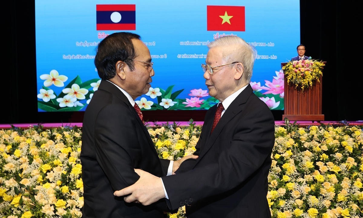 Tổng Bí thư Nguyễn Phú Trọng và Ủy viên Bộ Chính trị, Thường trực Ban Bí thư, Phó Chủ tịch nước Lào Bounthong Chitmany tại Lễ kỷ niệm. Ảnh: TTXVN.  