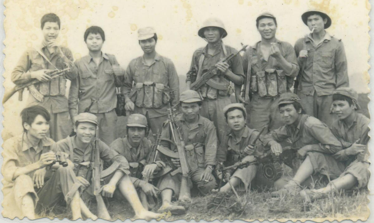 Ông Đặng Vương Hưng (người cầm ống nhòm, ngồi hàng đầu) và Tiểu đội Bộ binh trên điểm tựa 820 Tràng Định (Lạng Sơn).