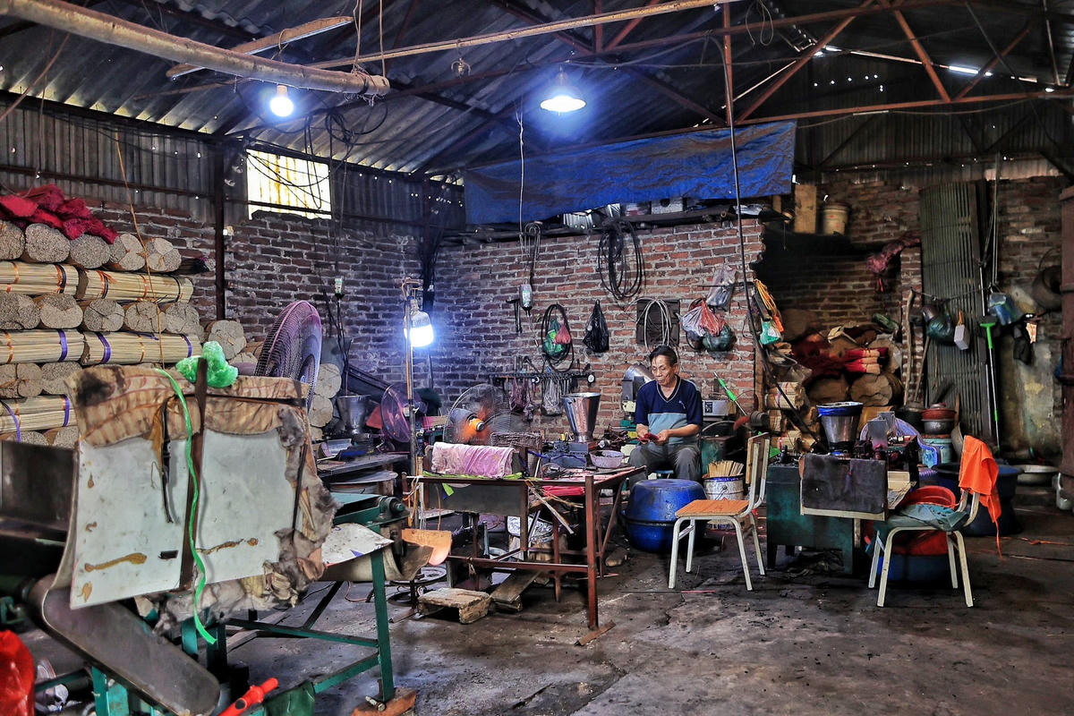 Làng Chóa thuộc xã Dũng Liệt, huyện Yên Phong, tỉnh Bắc Ninh, nổi tiếng với nghề làm hương đen với mùi thơm đặc trưng hiếm nơi nào có được.