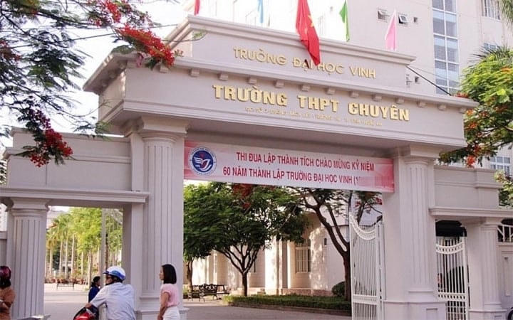 Trường THPT chuyên Đại học Vinh.