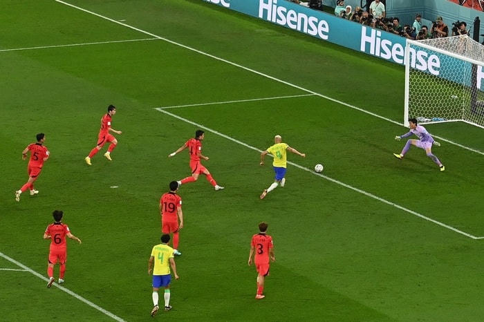 Richarlison có được bàn thắng cho riêng mình sau những pha đan bóng nhịp nhàng với các đồng đội.