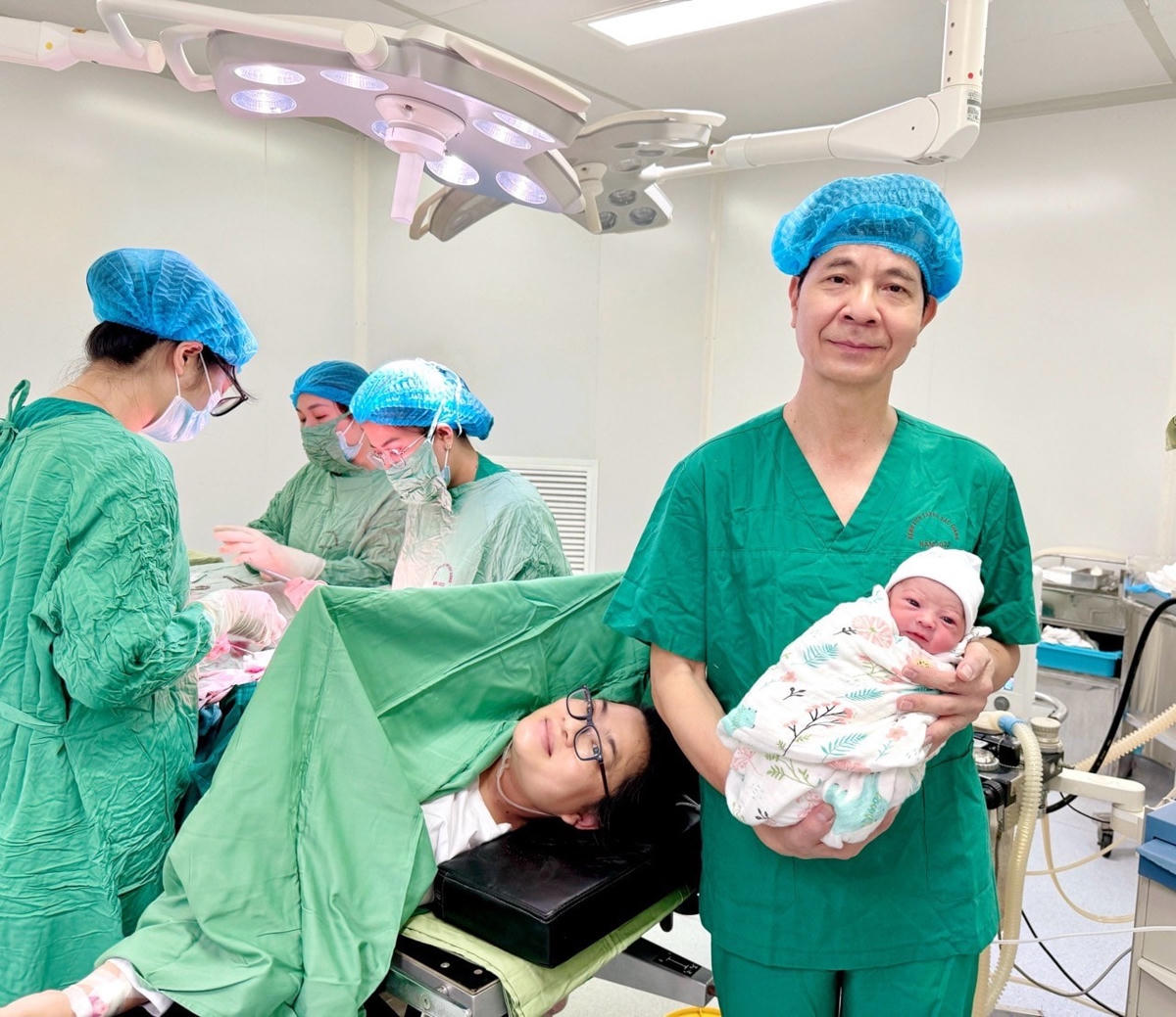 Thầy thuốc ưu tú - Bác sỹ CKII Lê Công Tước, Giám đốc Bệnh viện Sản Nhi Bắc Giang đón Em bé mang 02 dòng máu Việt - Anh