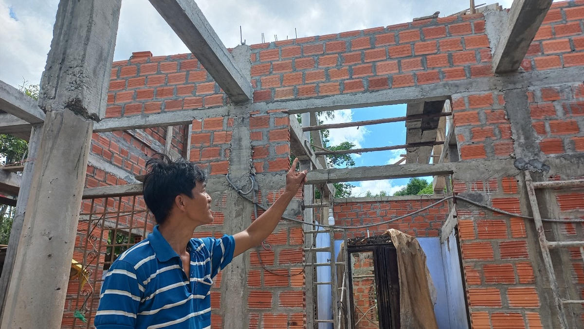 Anh Đoàn Văn Giai vui mừng vì gia đình sắp có nhà mới kiên cố.