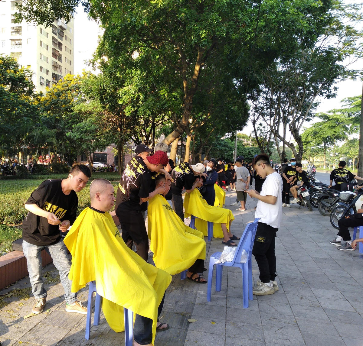 Các khách hàng chủ yếu là những lao động, xe ôm công nghệ Grab, người lớn tuổi, trẻ em hay sinh viên, học sinh. Ảnh: Lê Trang.