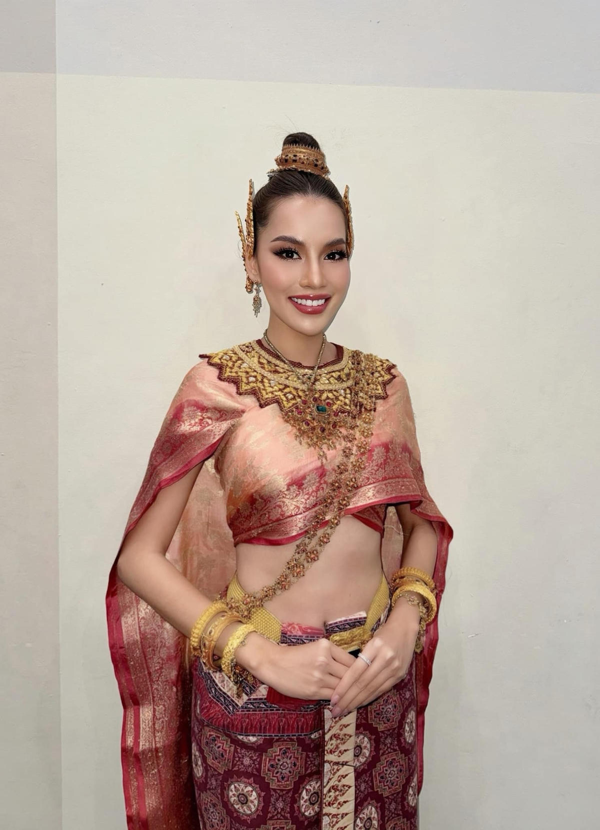 Lê Hoàng Phương xuất hiện trong trang phục truyền thống của xứ sở chùa Vàng, khiến fan Thái thích thú.