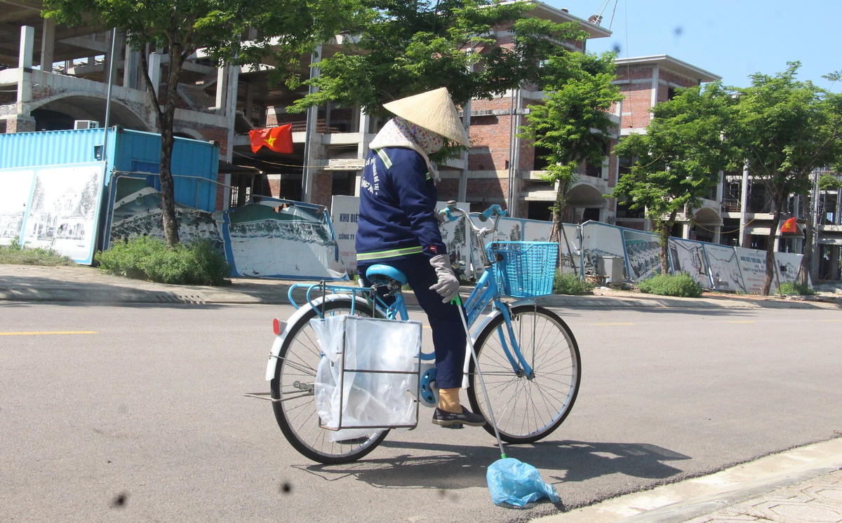 Công nhân vệ sinh sử dụng xe đạp đi nhặt rác.