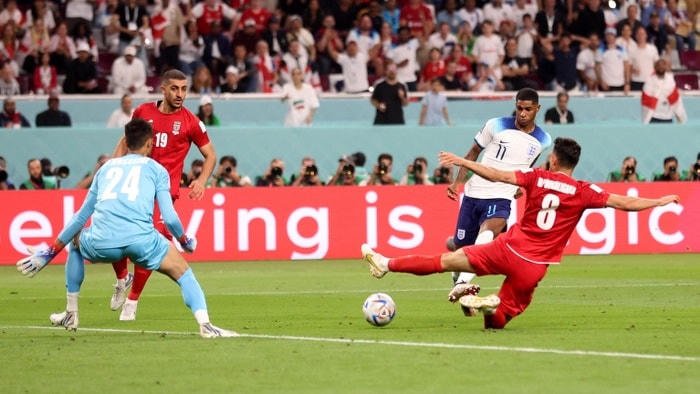 Rashford ghi bàn ngay trong pha chạm bóng đầu tiên khi vào sân thay người.