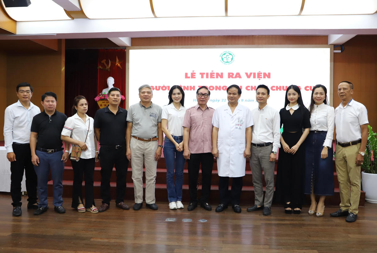 Chỉ riêng chiều 22/9, Đoàn thiện nguyện đã ủng hộ 47 triệu cho 29 bệnh nhân và 9 triệu cho cho Phòng Công tác xã hội và công đoàn bệnh viện, động viên cho các cán bộ đang công tác tại đây.
