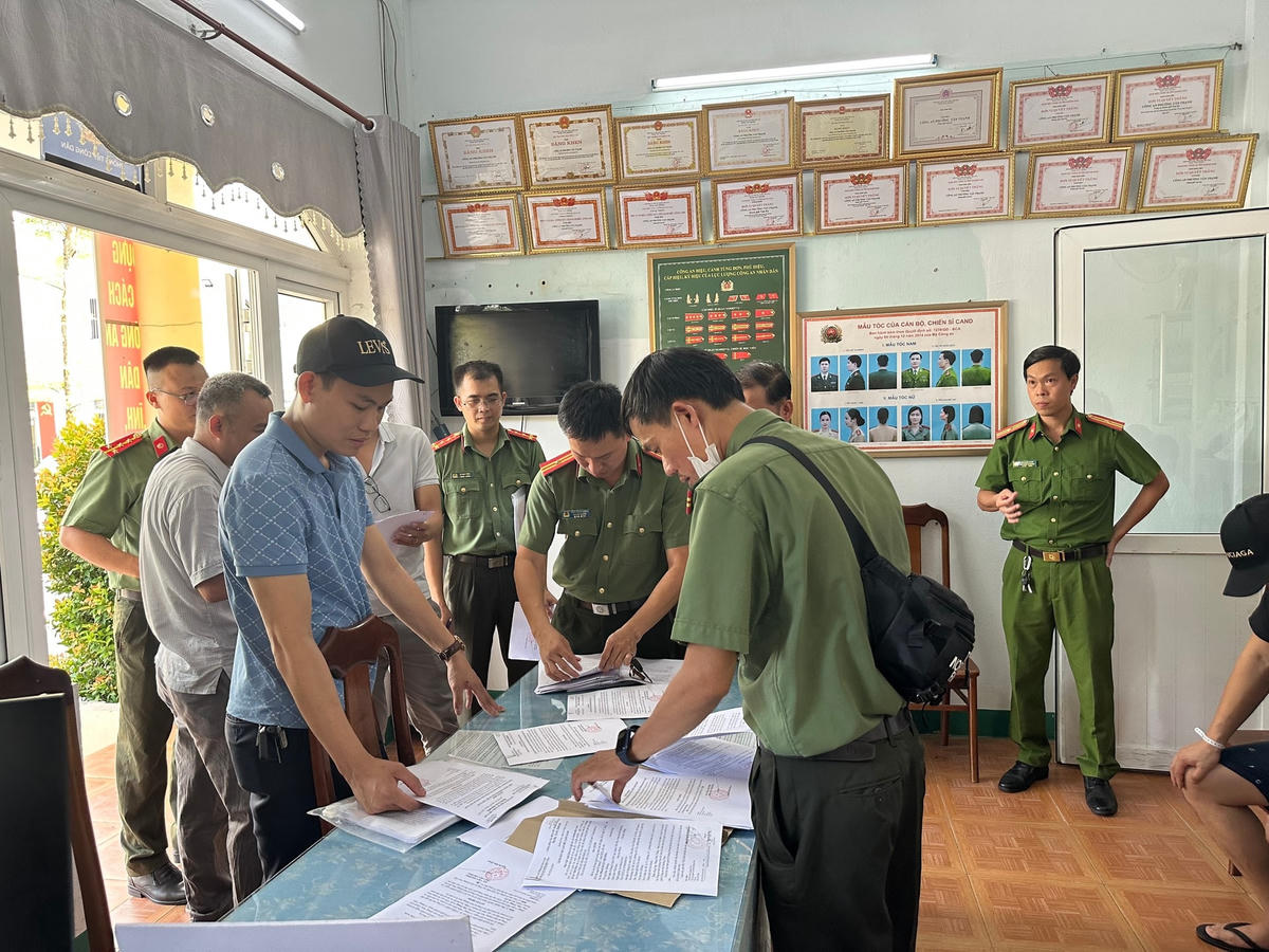 Lực lượng Công an Quảng Nam triệt xóa nhóm cho vay nặng lãi trên mạng xã hội.