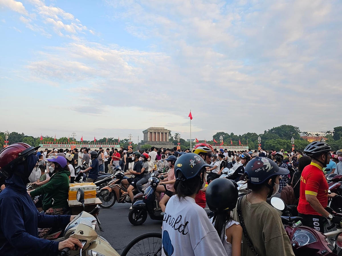 Khu vực đường Hùng Vương (Ba Đình, Hà Nội) đông nghịt người qua lại.