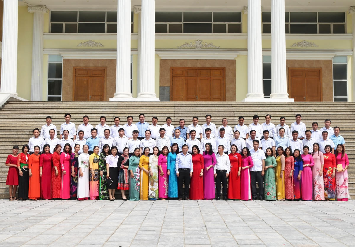 Phó Chủ tịch Nguyễn Hữu Dũng chụp ảnh lưu niệm cùng các học viên tham dự Lớp bồi dưỡng.