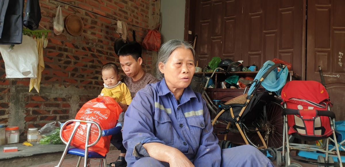 Sống trong căn nhà "lạ lùng" này, gia đình bà Luyến cũng phải chịu khổ sở vì tiếng ồn và điều tiếng của làng xóm.