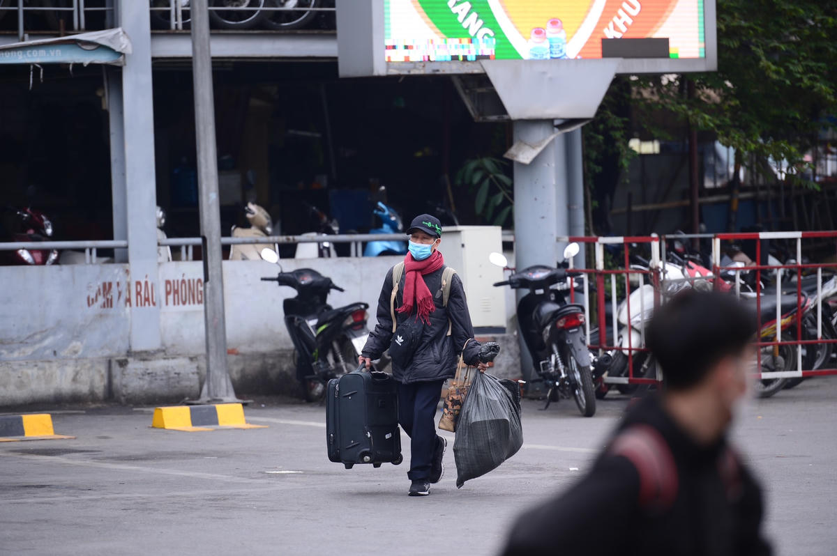 Ông Nguyễn Hoàng Tùng, Giám đốc bến xe Giáp Bát cho biết: “Những ngày cận Tết, Bến xe Giáp Bát đón khoảng 6.000 khách mỗi ngày sử dụng hơn 10 xe tăng cường. Năm nay, bến xe đảm bảo tốt, đầy đủ phương tiện cho người dân về quê ăn Tết. Trong trường hợp hành khách tăng đột biến, chúng tôi đã có những phương án cụ thể để giải tỏa người dân, đảm bảo an toàn và thuận lợi”.