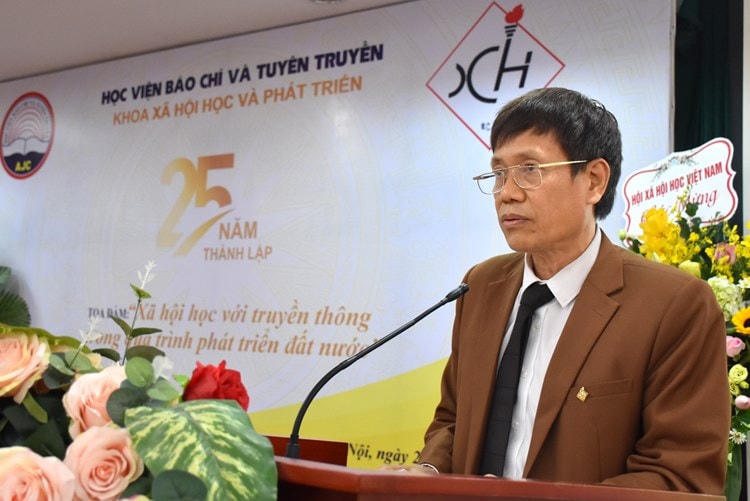 Chuyên gia xã hội học, PGS.TS Lưu Hồng Minh cho hay, khán giả phải là người thanh lọc nghệ sĩ trước khi cơ quan quản lý lên tiếng.