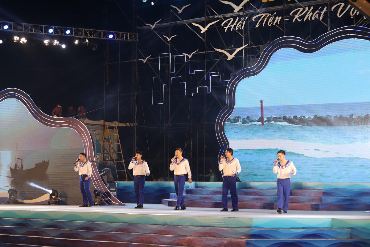 Sau màn nghệ thuật mở đầu là đến phần lãnh đạo phát biểu, sau đó là màn bắn pháo hoa đặc sắc.