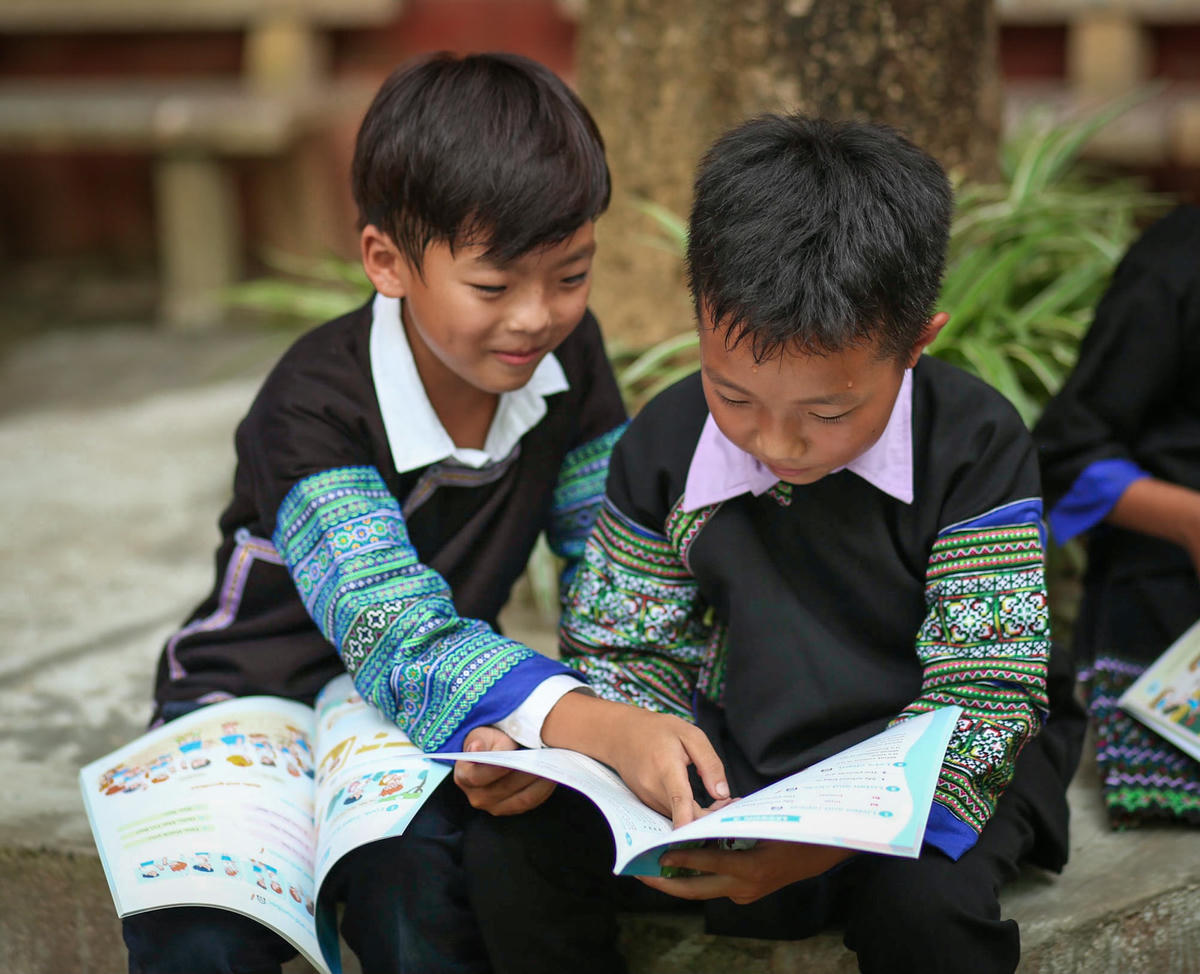 Bạn trẻ Hà Nội bán hoa tươi gây quỹ làm thư viện cho học trò vùng cao