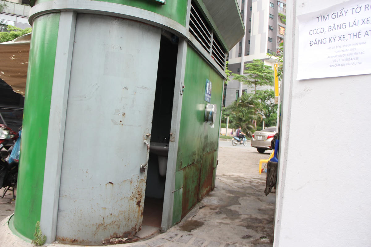Theo tìm hiểu, dự án xây thêm 1.000 nhà vệ sinh do Công Ty CP Thương mại và Truyền thông Vinasing đề xuất tài trợ. Đổi lại sẽ được treo biển quảng cáo trong phạm vi cho phép, theo đúng các quy định của pháp luật trên các cầu vượt trên địa bàn thành phố trong thời gian 10 năm để thu hồi vốn.Nhà vệ sinh trên đường Lê Quang Đạo sau 4 năm đưa vào sử dụng bị sỉ sét, hư hỏng.Các hạng mục xuống cấp, nhà vệ sinh cửa đóng then cài.Bà Hiền - một người dân bán nước ở bến xe Mỹ Đình cho biết: "Do nhà vệ sinh không có nước nên người ta khóa cửa lại, người dân vãng lai phóng uế luôn bên ngoài nhà vệ sinh". Những tờ quảng cáo dán nhoem nhuốc.Một nhà vệ sinh bị bỏ hoang, nhếch nhác trên đường Giáp Nhất.
