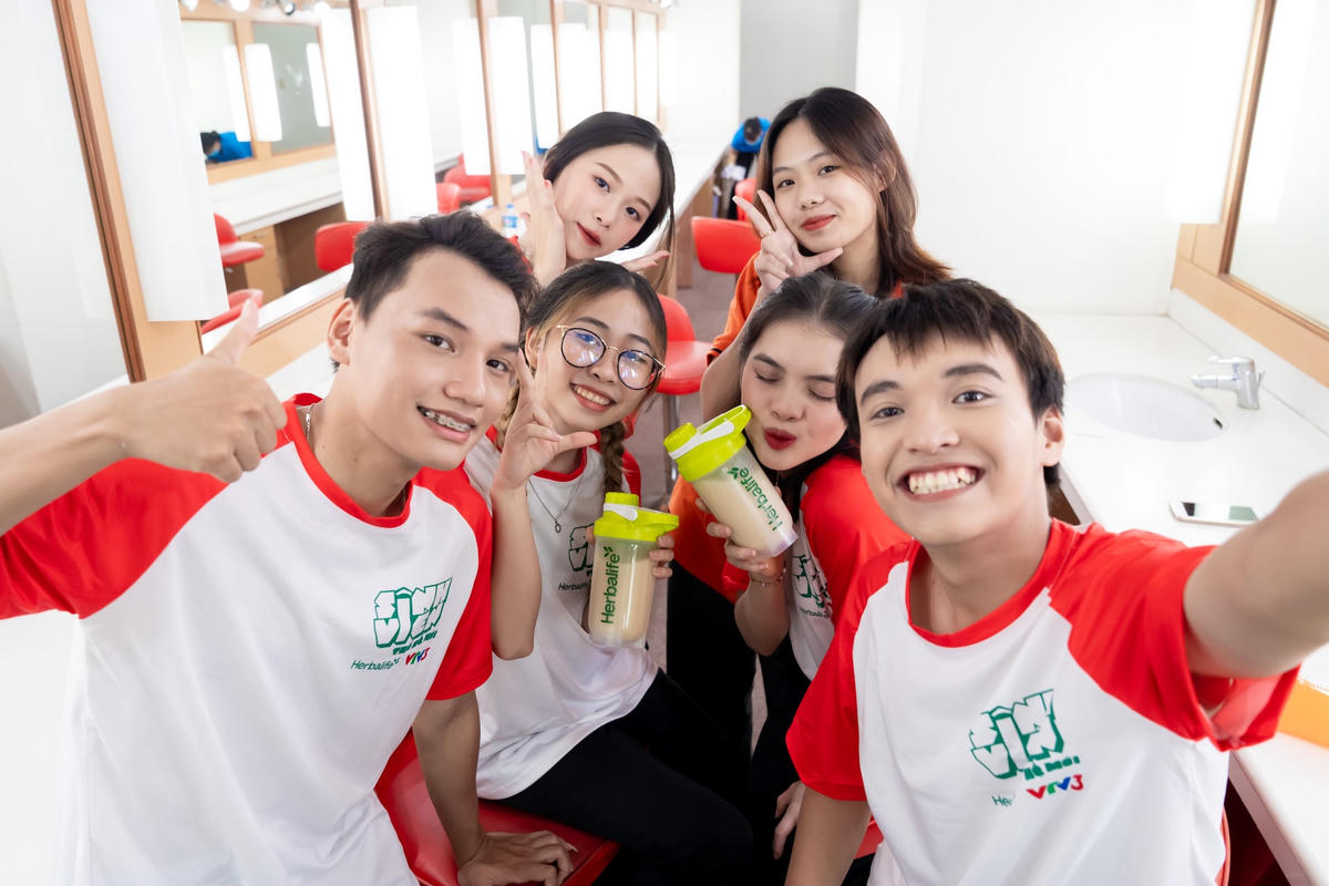 Sinh viên trường ĐH FPT mang tới không khí hào hứng cho các giám khảo.