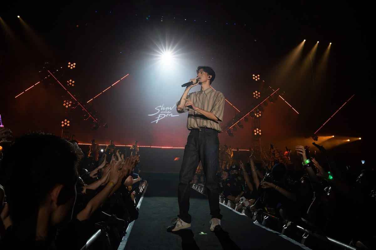 Rapper Đen Vâu trong liveshow “Show của Đen”.  