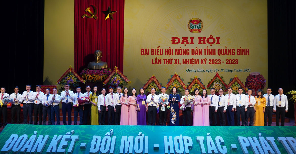 Ban Chấp hành Hội Nông dân tỉnh Quảng Bình khóa XI nhận nhiệm vụ.