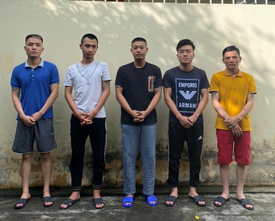 Nhóm các đối tượng Nguyễn Văn Hoạt, Phạm Trung Hiệp, Vũ Mạnh Chiến, Vũ Hùng Mạnh, Trần Phương Nam (từ trái sang phải). Ảnh: Công an tỉnh Quảng Ninh.