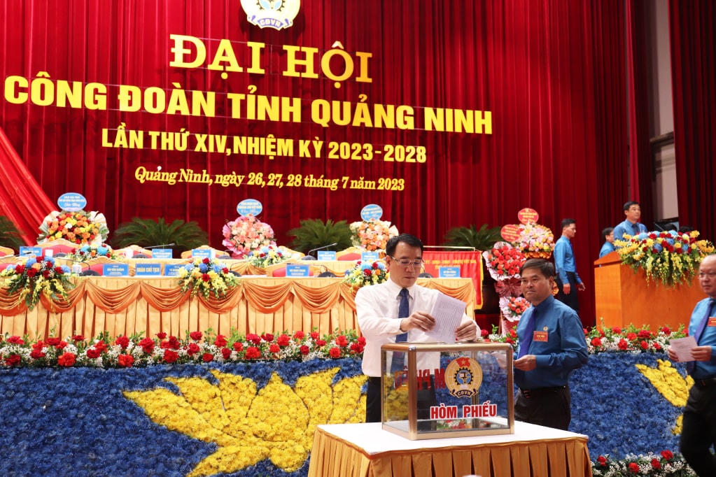 Các đại biểu bỏ phiếu bầu Ban Chấp hành LĐLĐ tỉnh khóa XIV, nhiệm kỳ 2023 - 2028. Ảnh: Minh Đức.