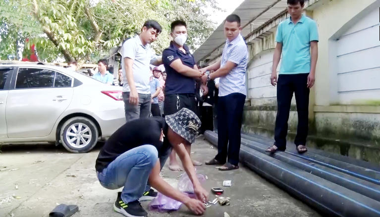 Khi bị kiểm tra hành chính, Nguyễn Phi Hùng vứt nhiều ống nhựa bên trong chứa hạt tinh thể màu trắng.