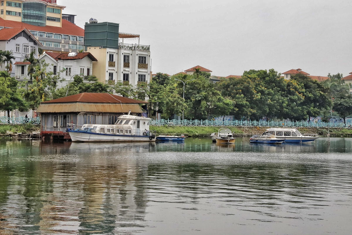 Tương tự, trụ sở của Xí nghiệp Môi trường Hồ Tây (đoạn qua phố Tô Ngọc Vân, phường Quảng An, quận Tây Hồ) cũng là một trong số những công trình khiến hồ Tây trở nên nhếch nhác giữa lòng Thủ đô.