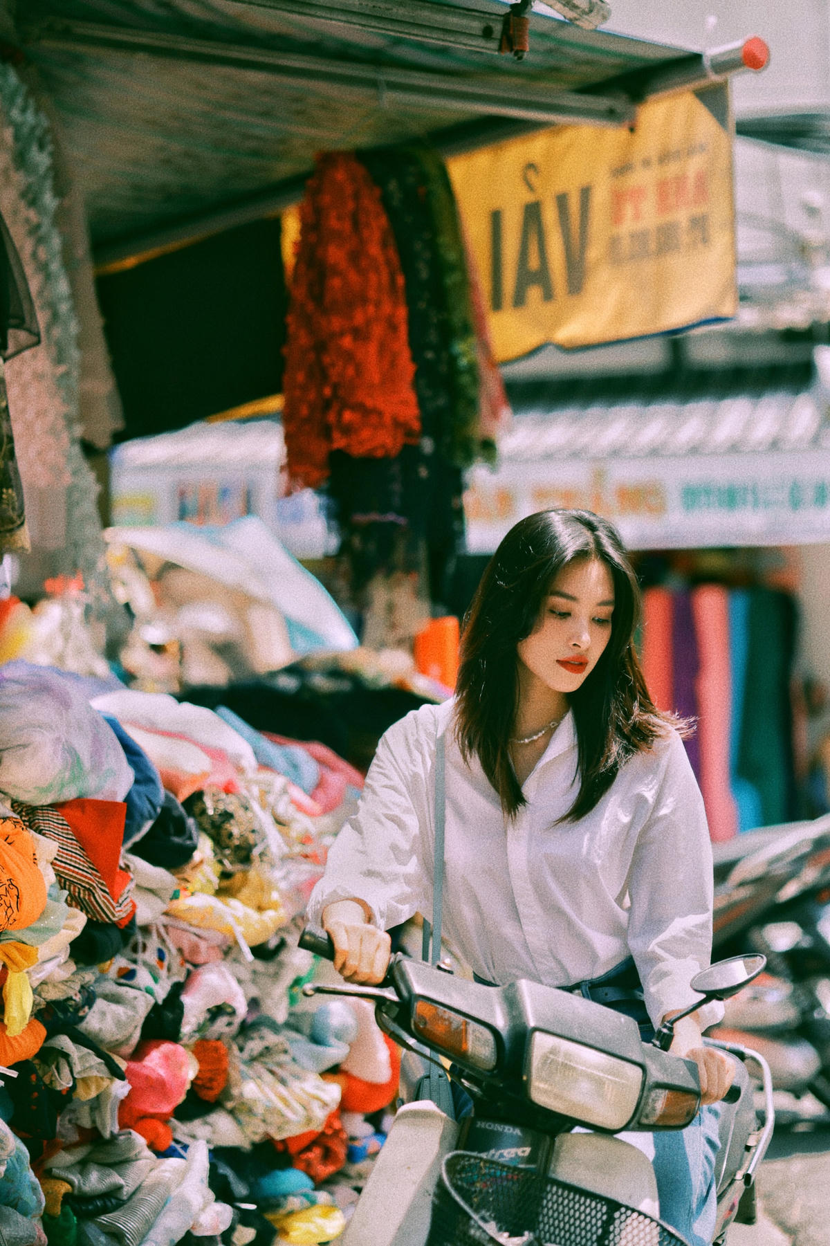 Mái tóc thẳng cũng hài hòa với tổng thể giúp nàng Hậu sinh năm 2000 như những cô nàng đôi mươi của những thập niên trước.