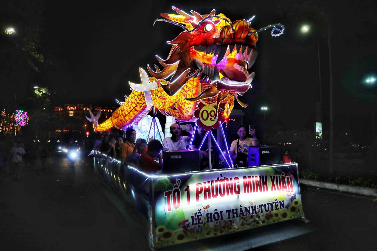 Xuất phát từ phong trào làm mô hình đèn Trung thu khổng lồ cho trẻ em vui chơi Tết Trung thu của người dân thành phố Tuyên Quang. Cứ thế, gần 20 năm qua phong trào này cứ dần lớn mạnh, phát triển, vì vậy, mỗi độ dịp Tết Trung thu, đường phố tại Tuyên Quang lại được thắp sáng bởi những chiếc đèn khổng lồ, diễu hành khắp các con phố.