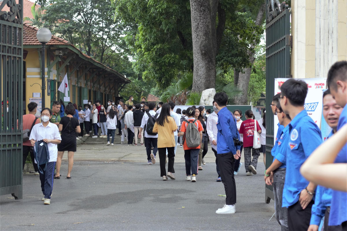 Các bạn thí sinh tấp nập tới điểm thi trường THPT Chu Văn An. Ảnh: Ngọc Ánh.