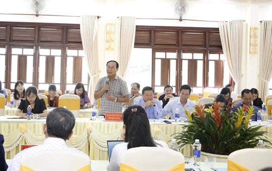 Đại biểu cho ý kiến tại Hội nghị.