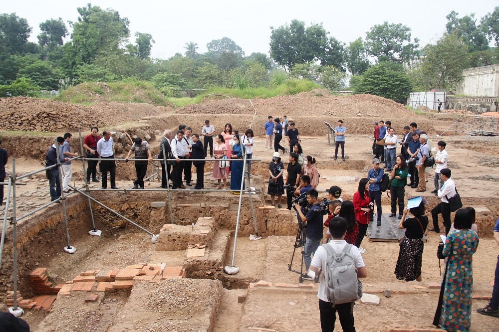 Một hố khai quật tại Khu vực chính điện Kính Thiên.