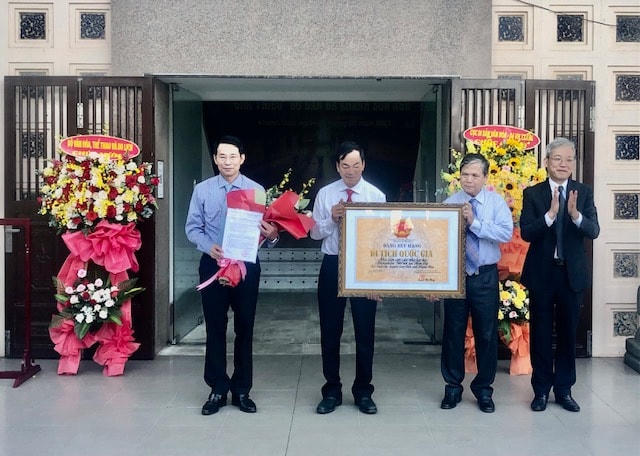 Bằng xếp hạng di tích quốc gia nơi làm việc của bác sĩ Yersin.