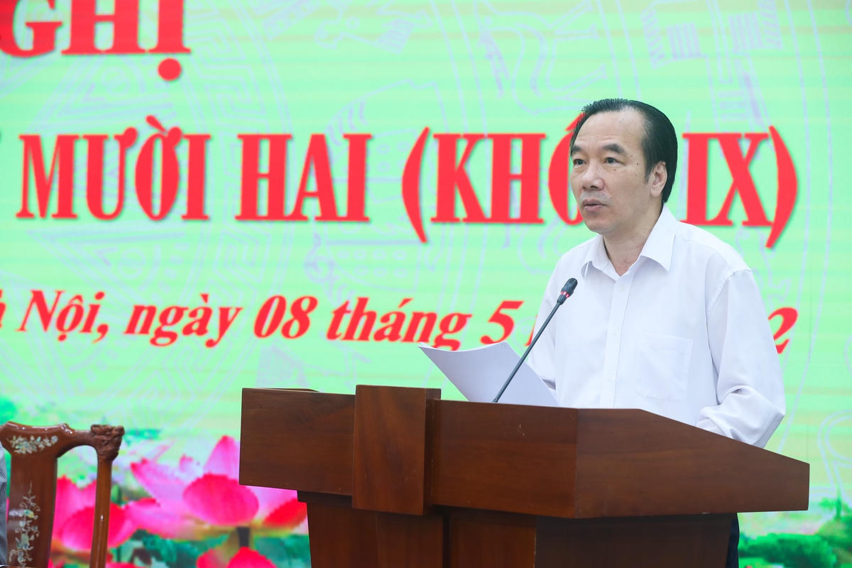 Phó Chủ tịch Ngô Sách Thực trình bày dự thảo báo cáo kiến nghị cử tri và nhân dân.