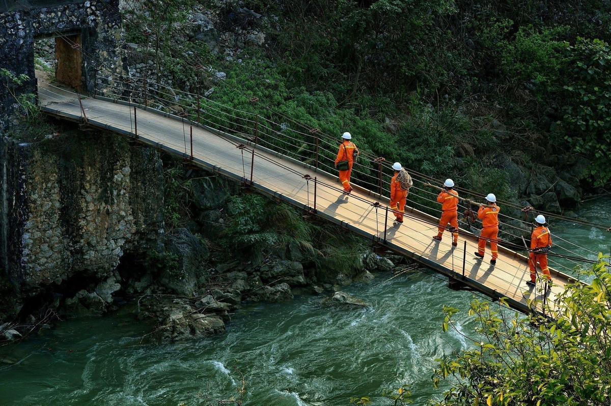 Cõng điện vượt suối tại Hà Giang.