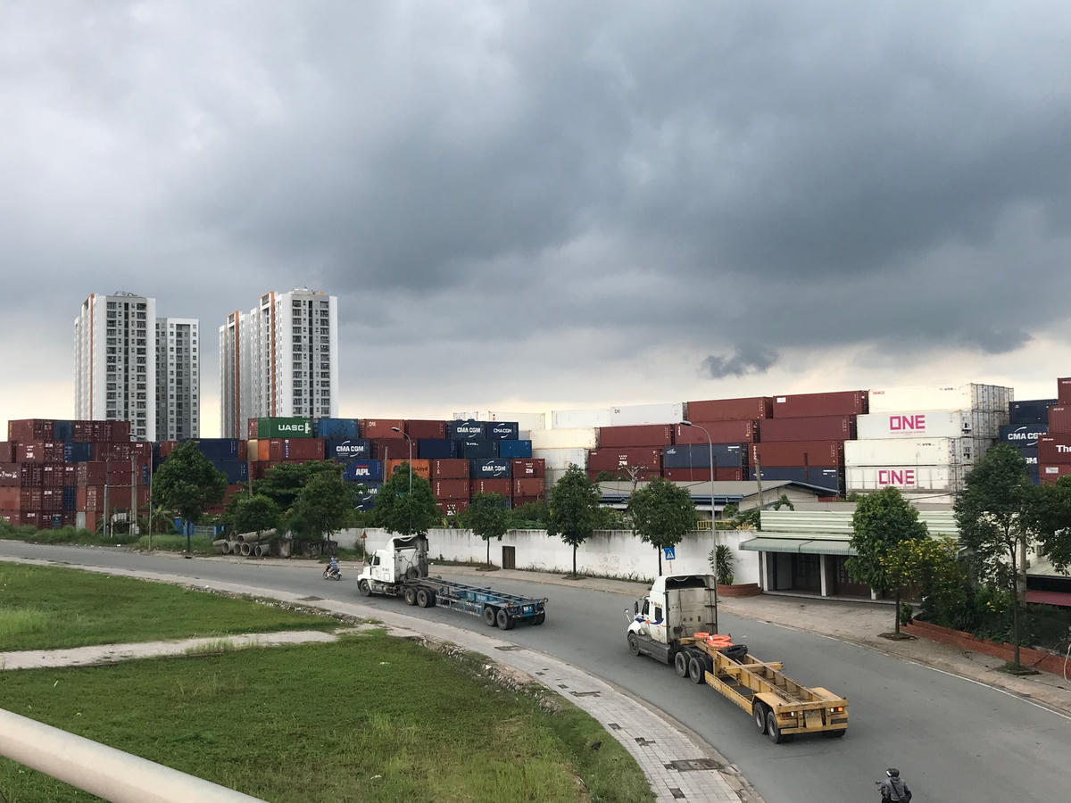 Hệ thống logistics phát triển chưa đồng bộ.