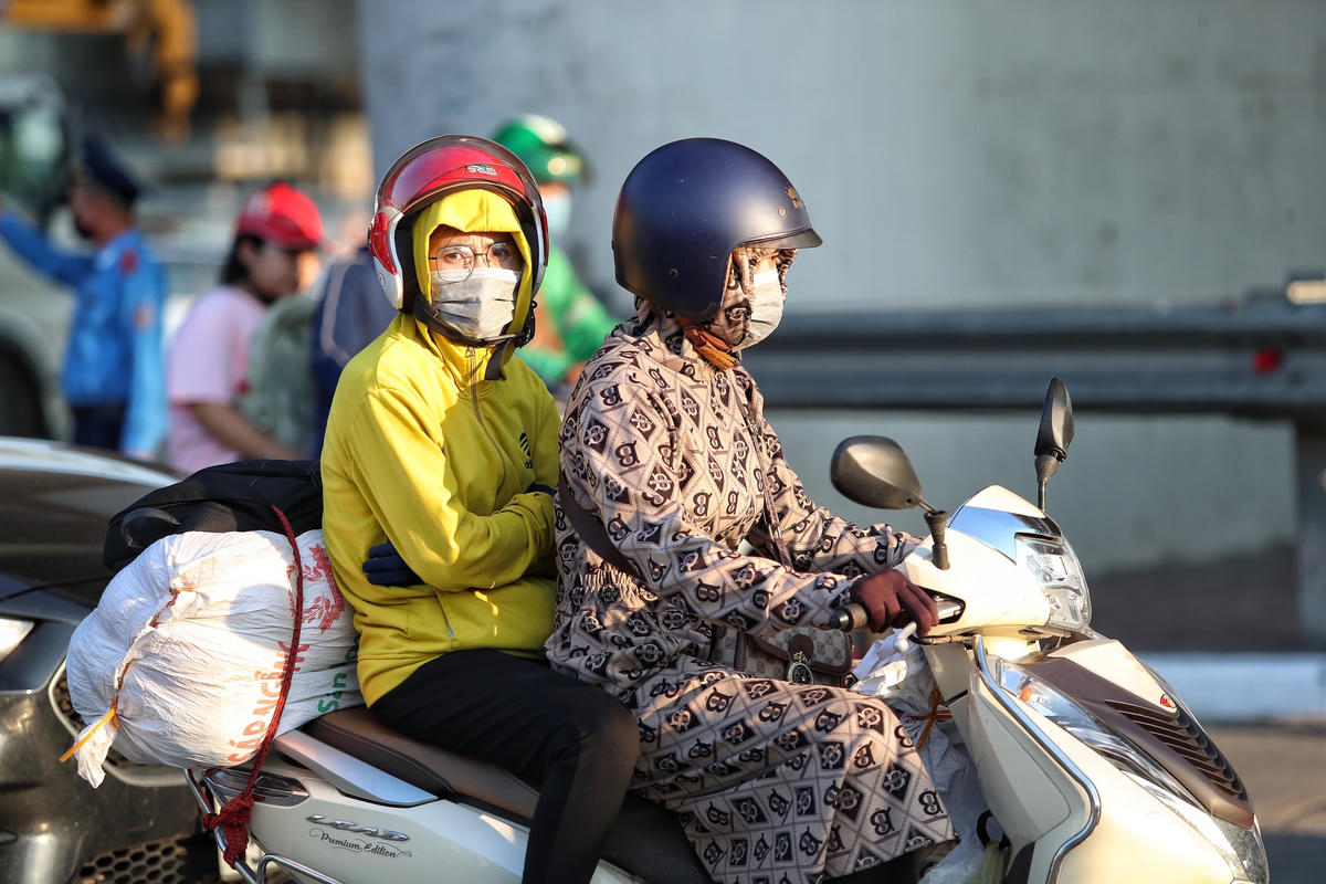 Ai lấy đều mang theo đồ đạc lỉnh kỉnh rời Thủ đô về quê.