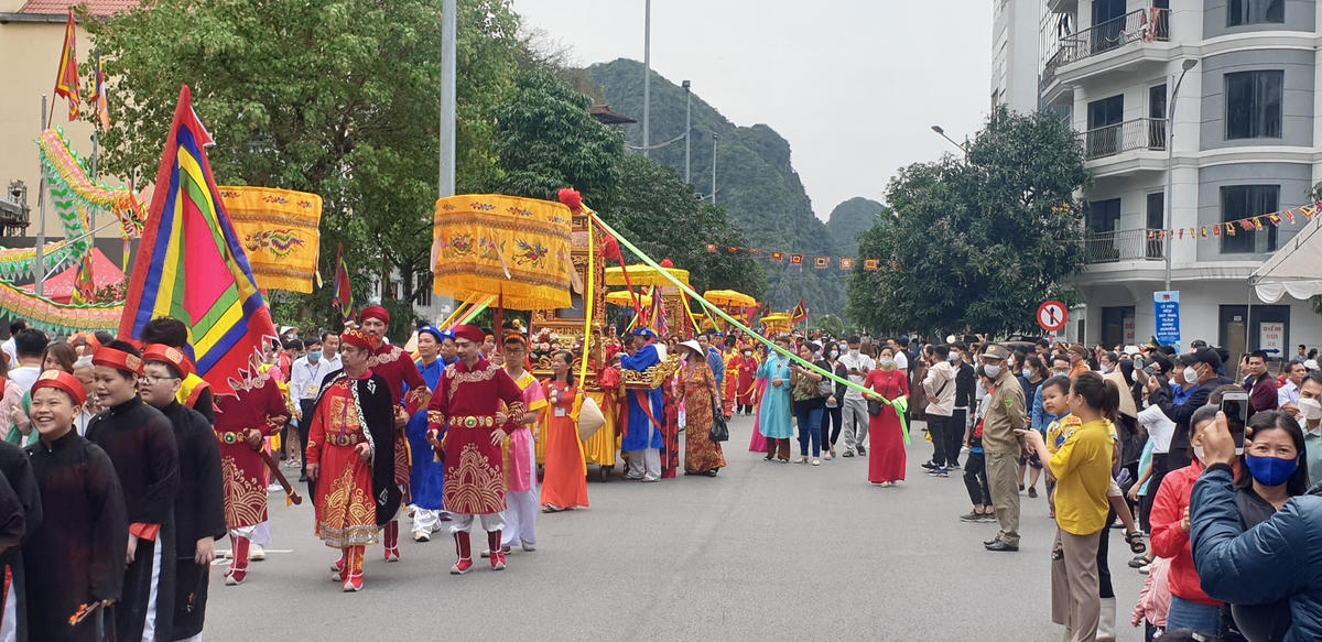 Bắt đầu từ khu phố Bến Đoan, đoàn rước kéo dài hàng trăm mét đi bộ qua những đường phố trung tâm TP Hạ Long.