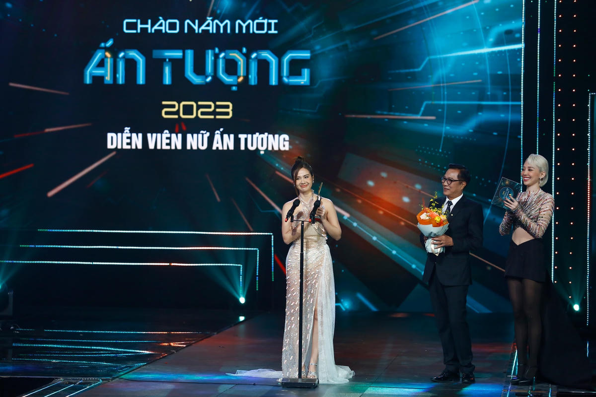 Diễn viên Minh Huyền được xướng tên cho hạng mục Nữ diễn viên ấn tượng.
