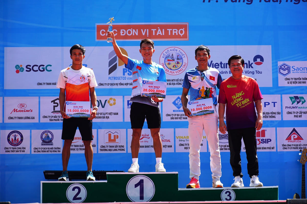 VĐV thắng giải lên bục nhận huy chương. Ảnh: Hoàng Trang.