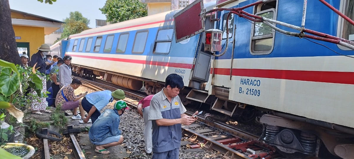 Tàu SE1 bị trật bánh khiến nhiều toa tàu bị nghiêng.
