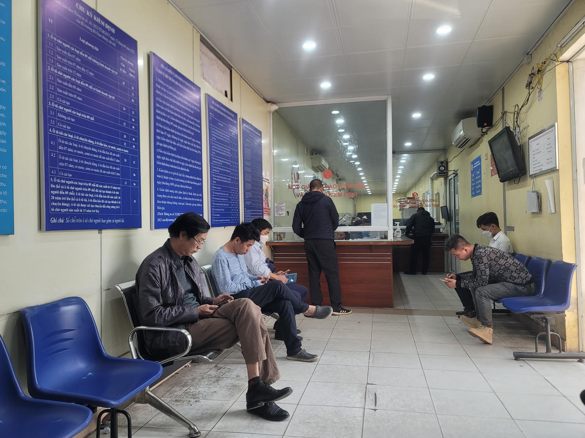 Phòng làm hồ sơ giấy tờ và nộp phí đăng kiểm cũng vắng. 