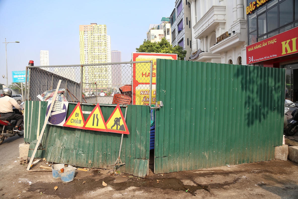 Thậm chí, bên trong rào tôn thay vì để sắt thép, máy móc nhằm mục đích thi công dự án, thì hàng loạt bàn ghế, biển quảng cáo của một quán bia đang được đặt phía bên trong.